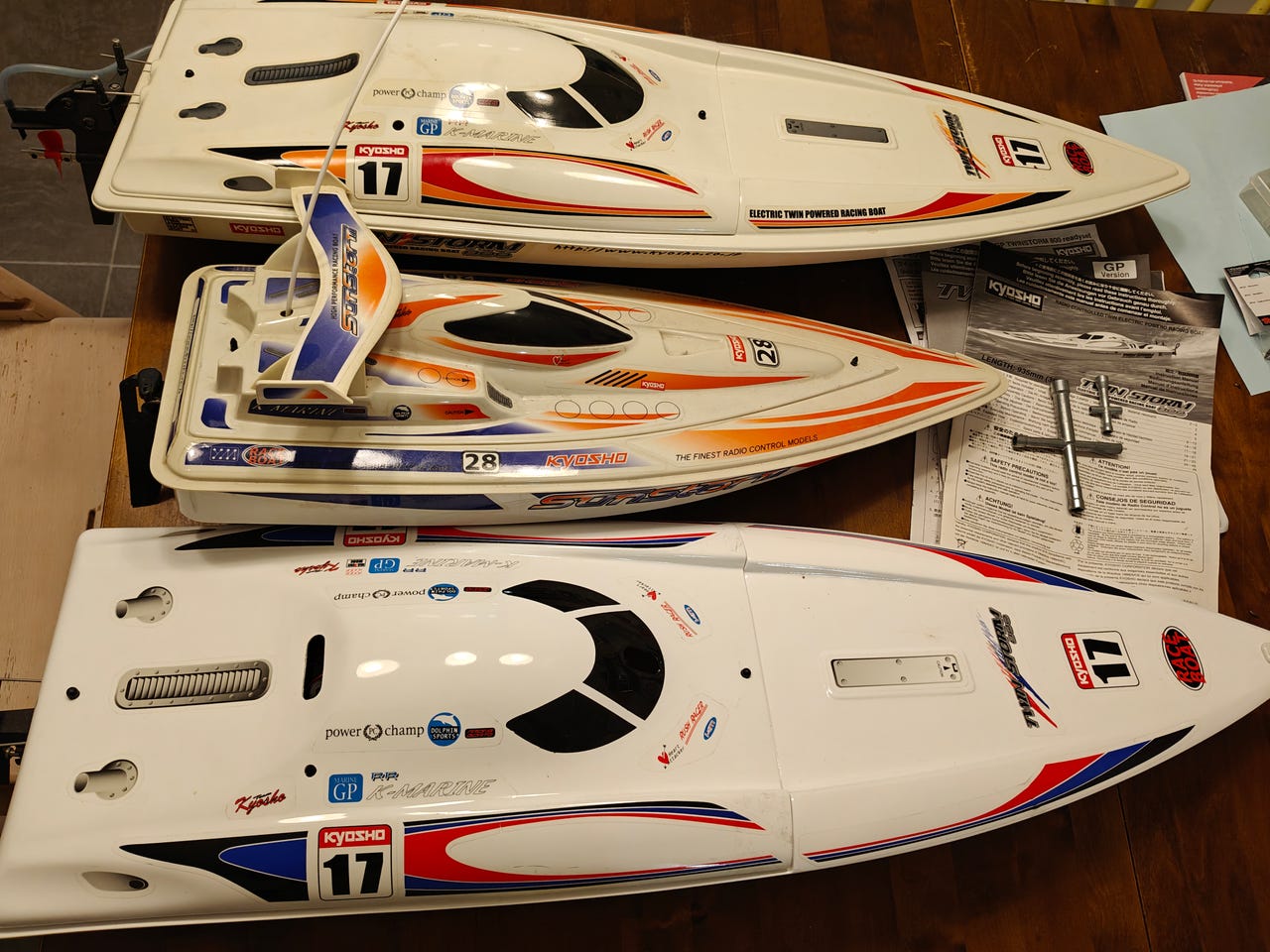 2x kyosho twin storm 800 | Tori