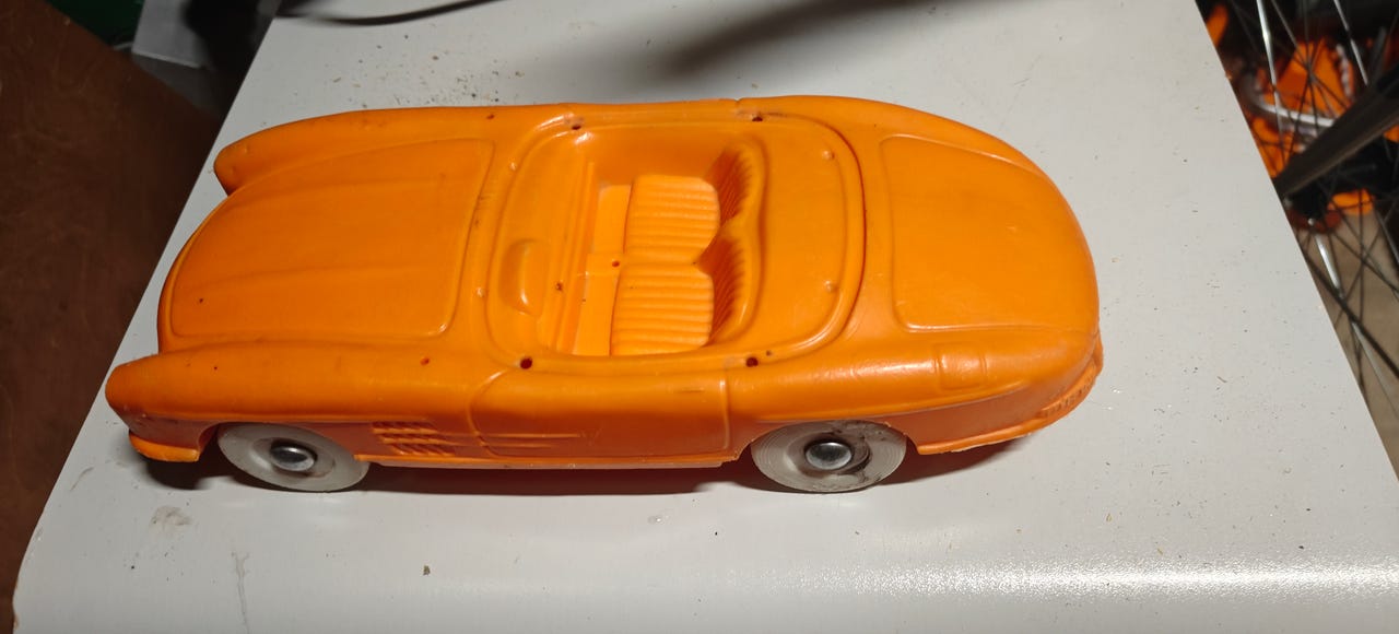 Mercedes-benz muoviauto