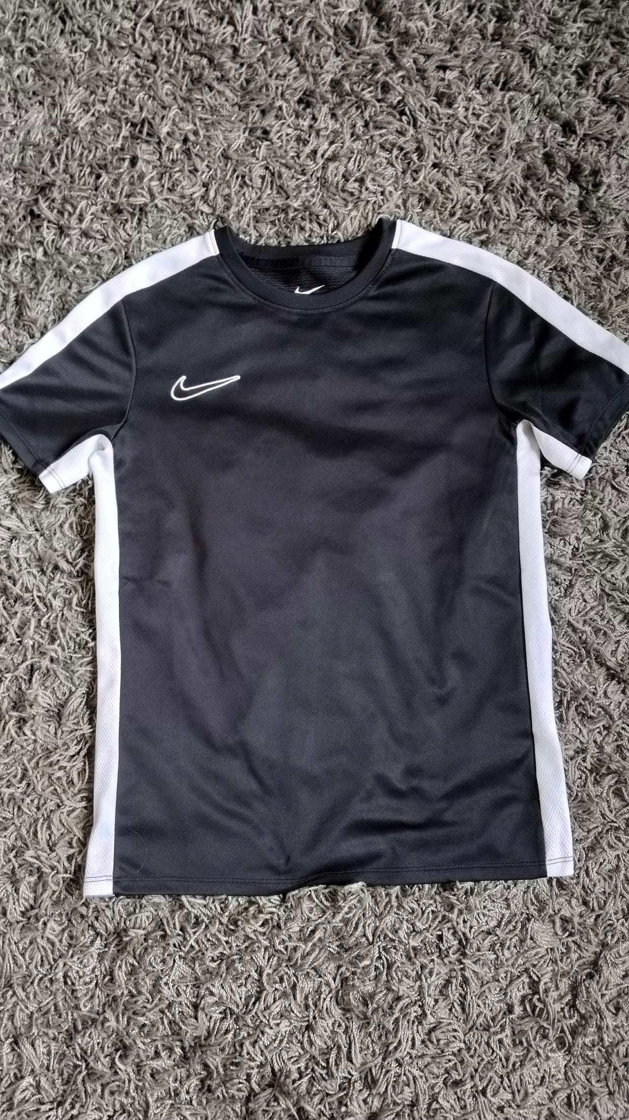 Nike Dri-Fit urheilupaita koko 146 musta