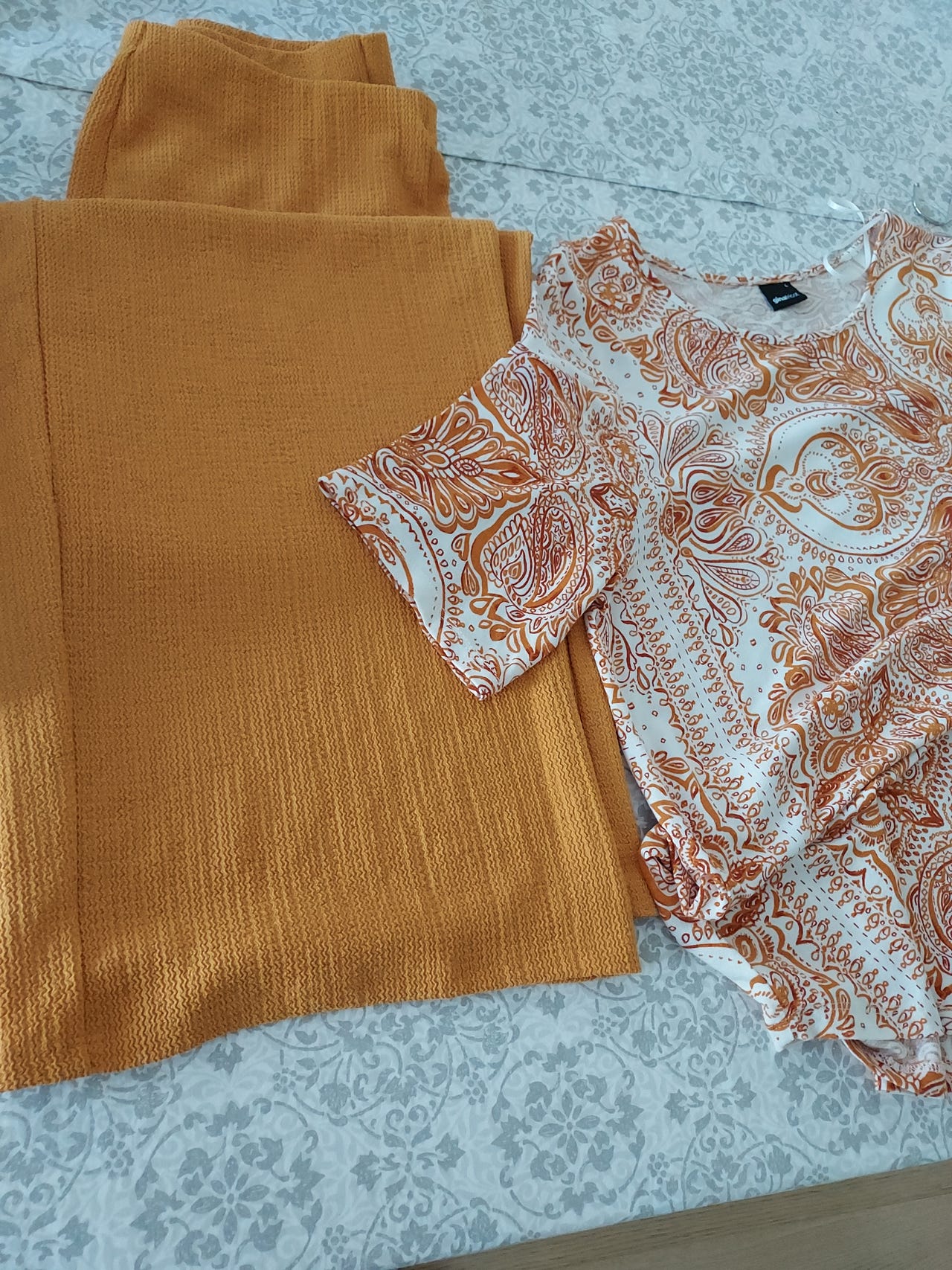 Gina Tricot viskoosipusero ja housut koko L kirjava