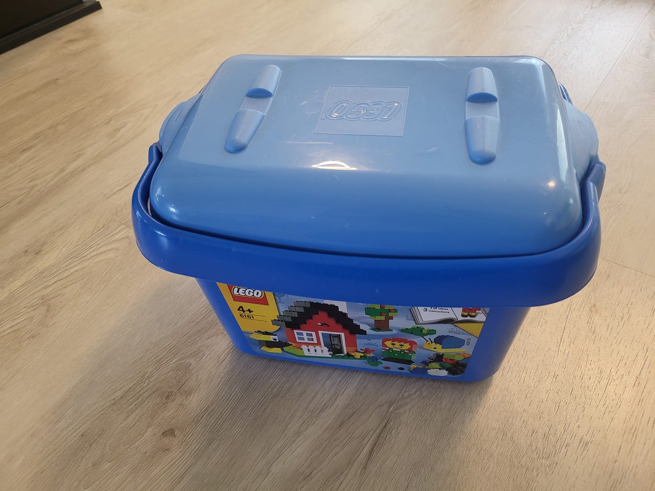 Lego Duplo palikat sinisessä säilytyslaatikossa