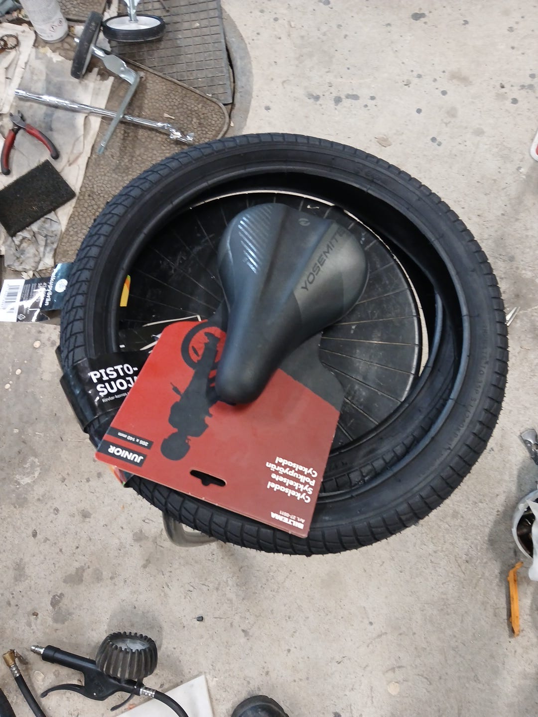 Lasten pyörän satula ja renkaat