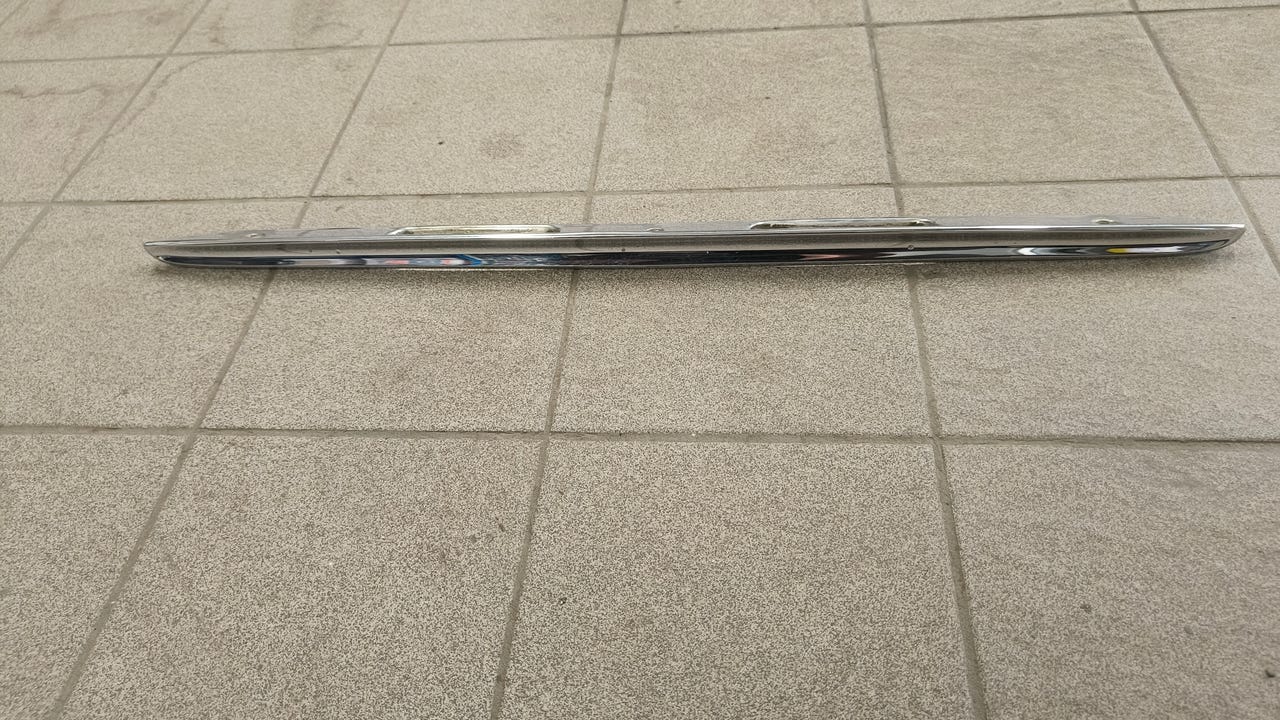 Mercedes-Benz w124 takaluukun kromikahva