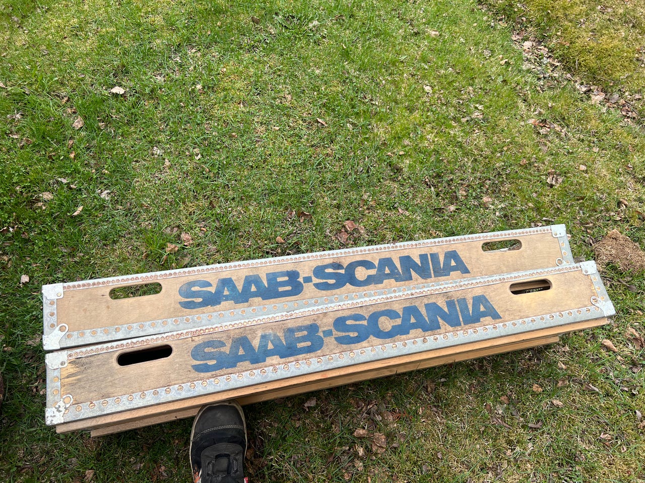 Vanhat Saab-Scania puulaatikot