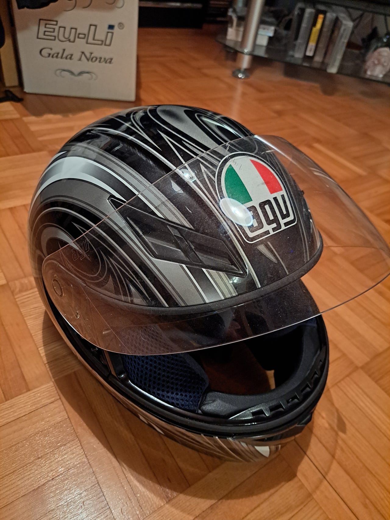 AGV kypärä, musta/harmaa kuviollinen