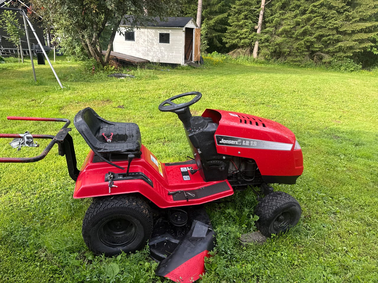 Myydään päältä ajettava ruohonleikkuri.