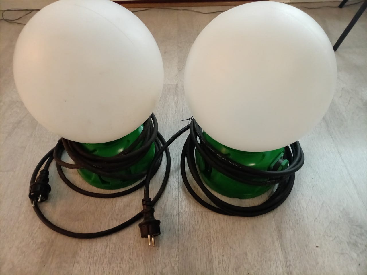 2x IP44 työvalaisin / pallovalaisin – retro vihreä