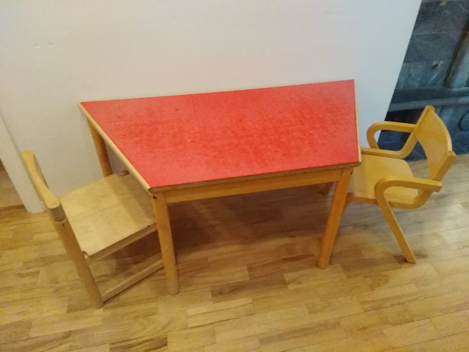 Lastenhuoneen punainen pöytä, Imatralla