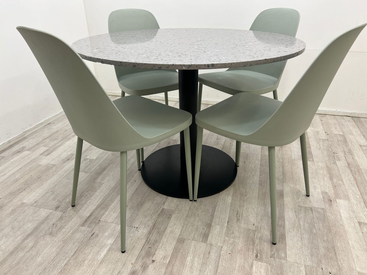 106/106 cm VENTURE DESIGN Pöytä ja 4 Tuolia, ilmainen toimitus Fr