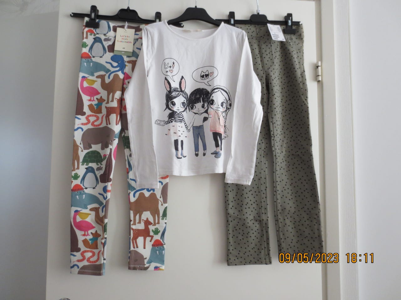 Uudet  ja  Ihanat    H&M  Housut, Paita   Koko 134.