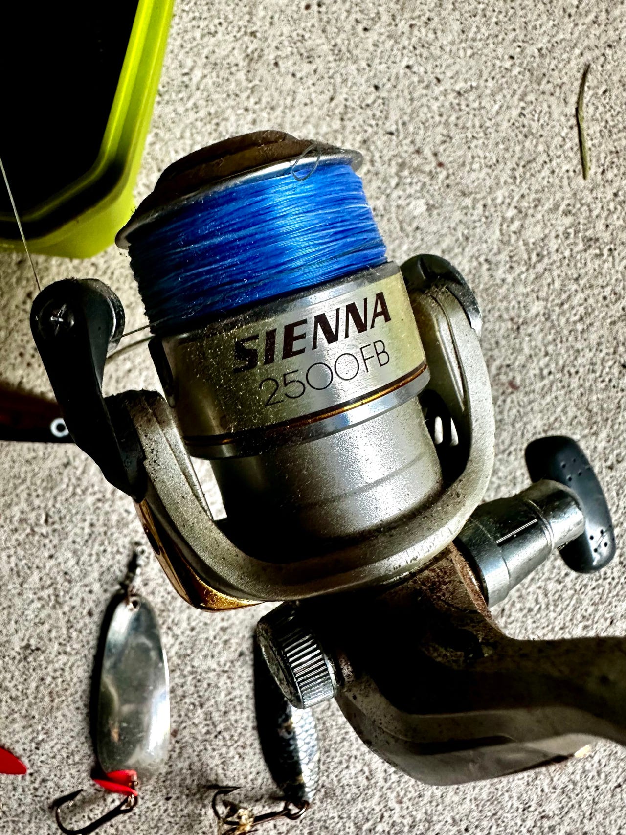 shimano sienna 2500 fb Front Drag Clam Freshwater Spinning Fishing Reel S  you cannot help but notice how well this laps and wheels well REEL SHIMANO FX 2500 FB