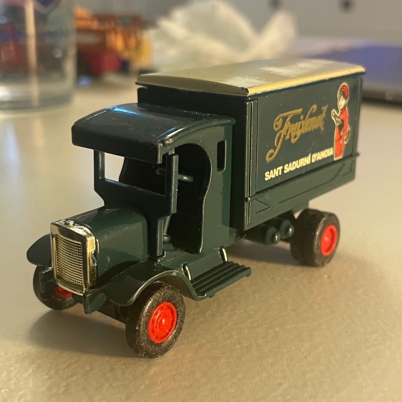 Golden Wheels Ford T 1:43 pienoiskuorma-auto.