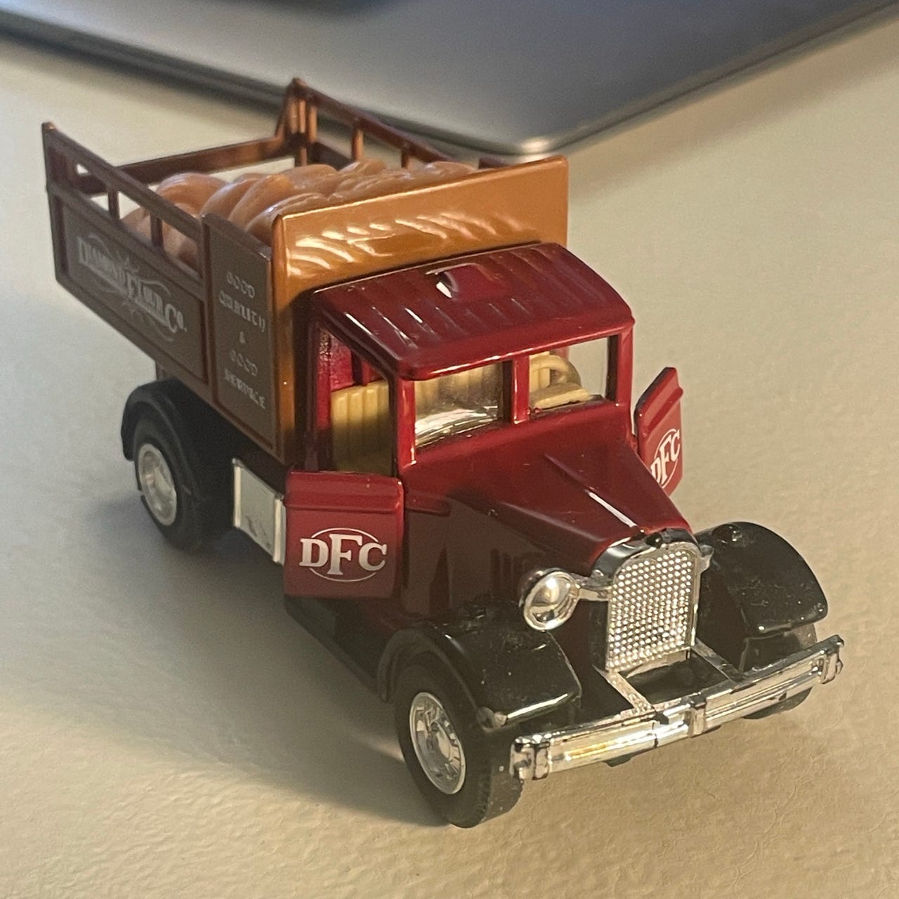 WELLY 1:43 vedettävä kuorma-auto. Pienoismalli.