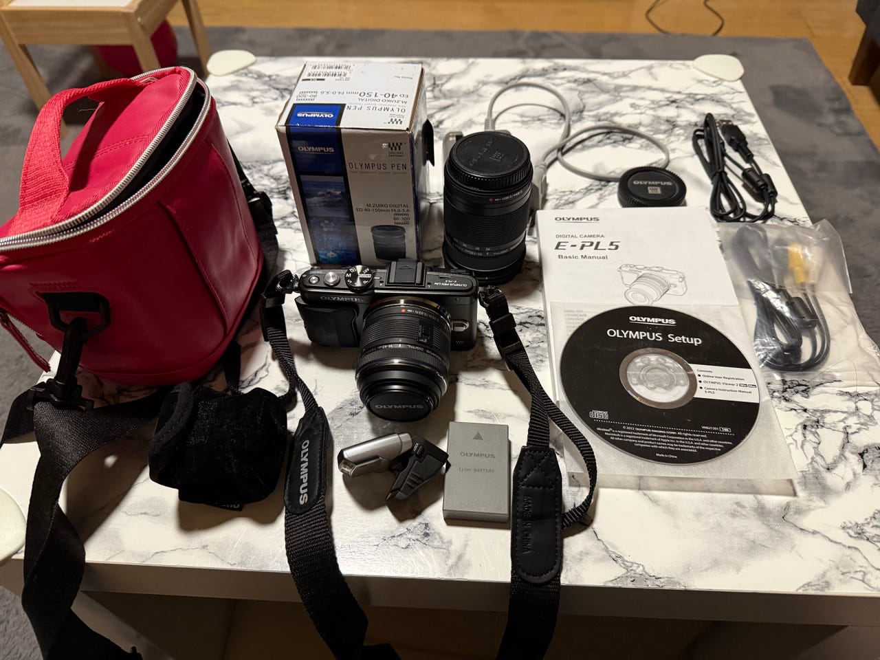 Olympus Pen Lite E-PL5 -järjestelmäkamera + 2objektiivia & kattav