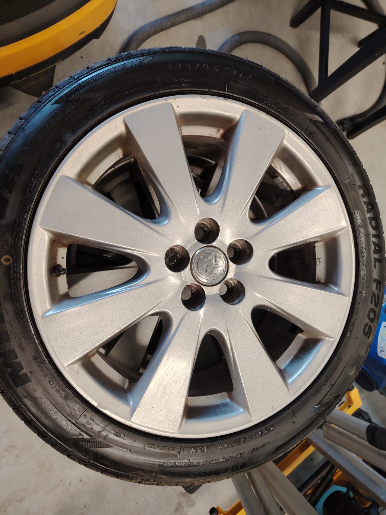 Toyota vanteet kesärenkailla 17 tuumaa