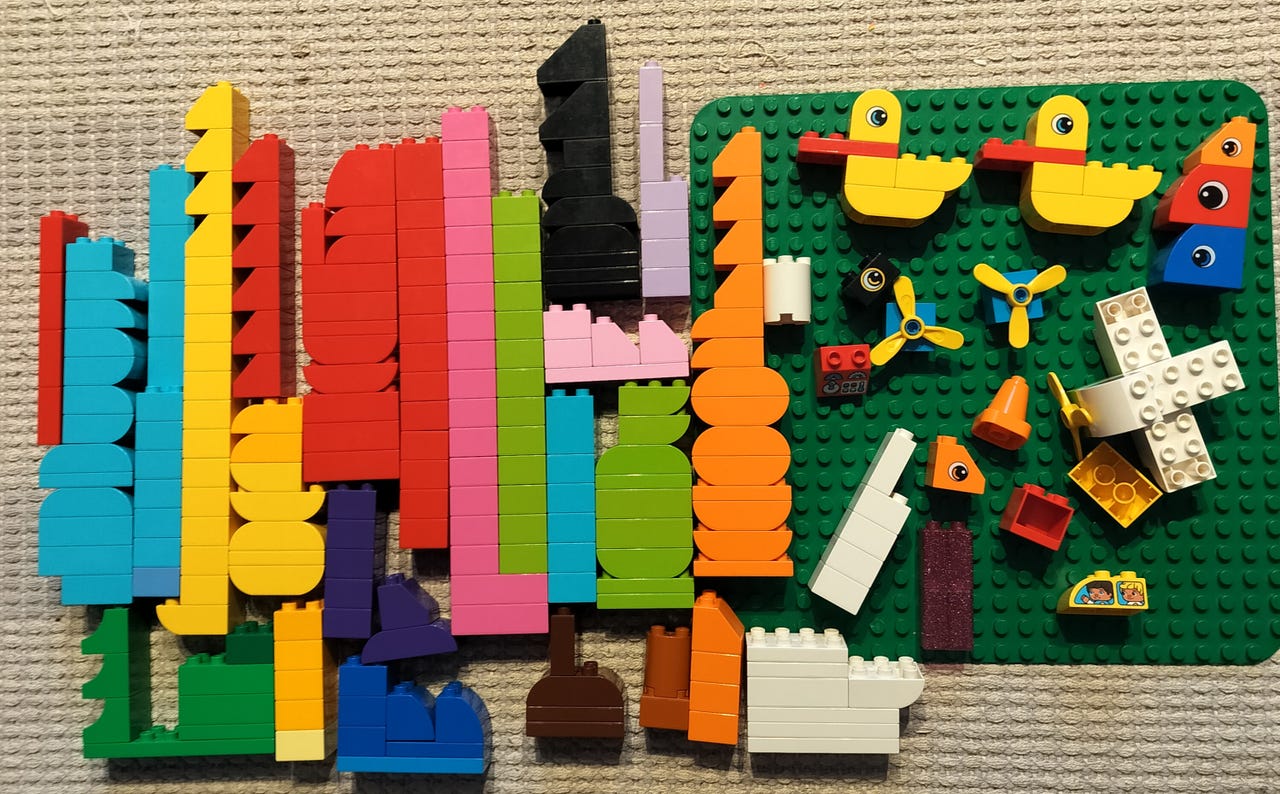 LEGO DUPLO rakennuspalikoita + alusta