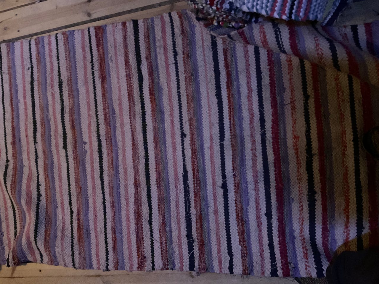 Vaaleasävyinen räsymatto