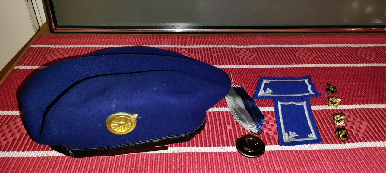 Autojoukkojen killan hattu, pinssit, mitali ja armeijan kauluslaa