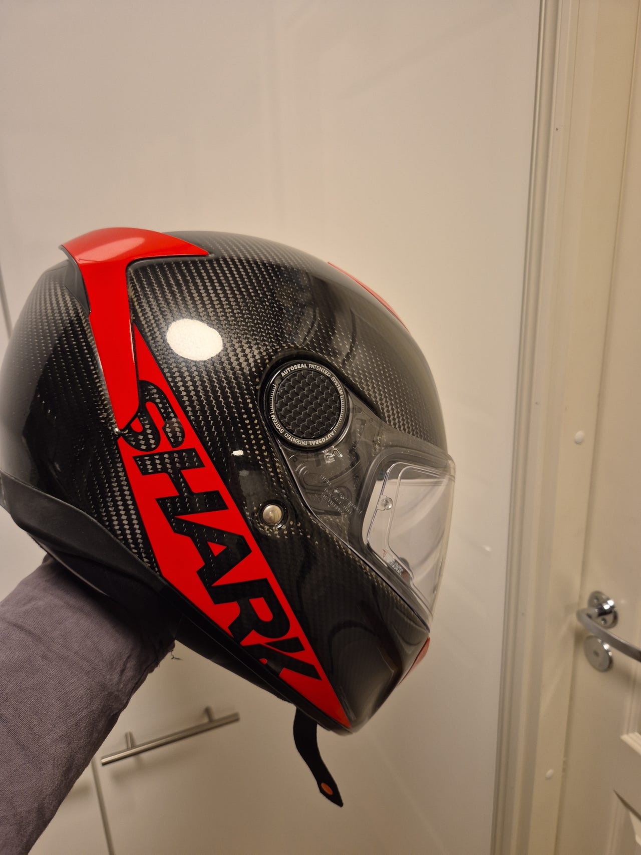 Shark Spartan Carbon Skin Red Kypärä