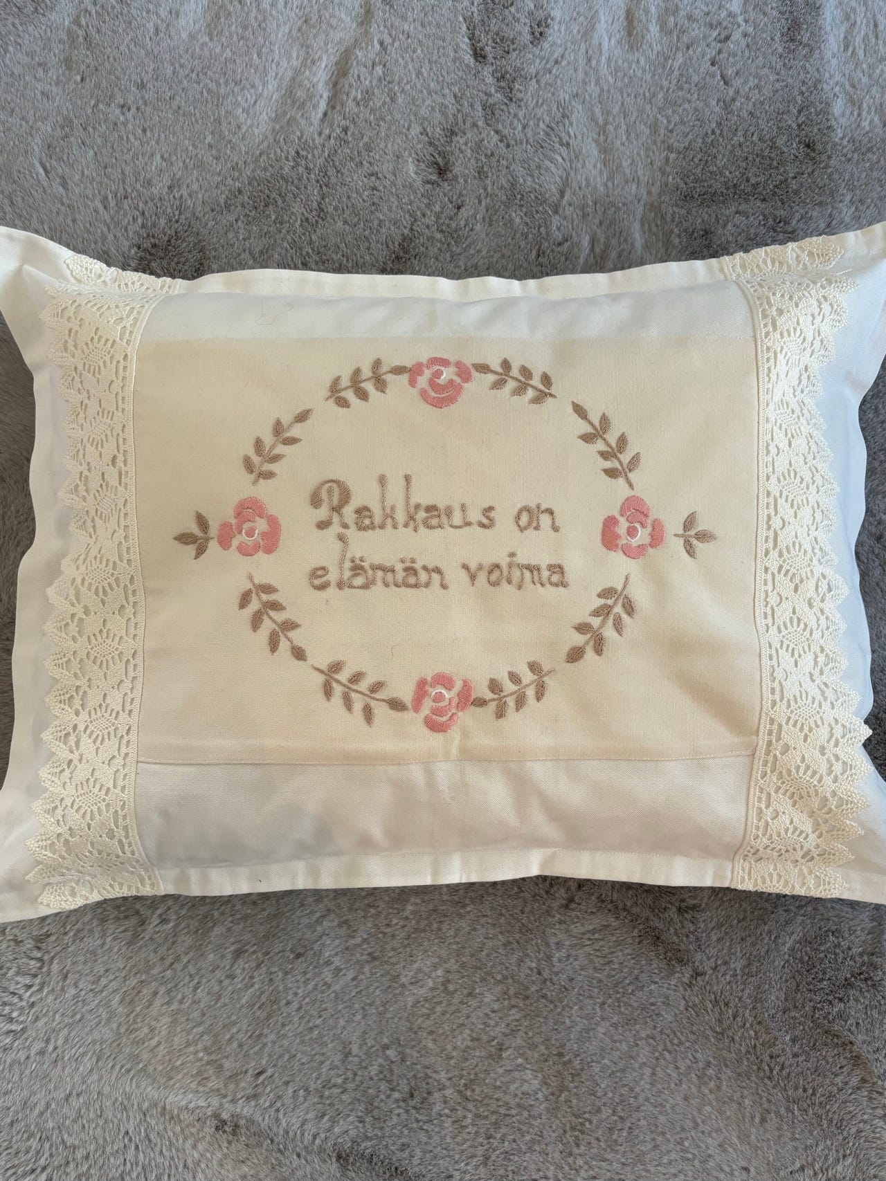 Kaunis käsin kirjailtu Koristetyynynpäällinen