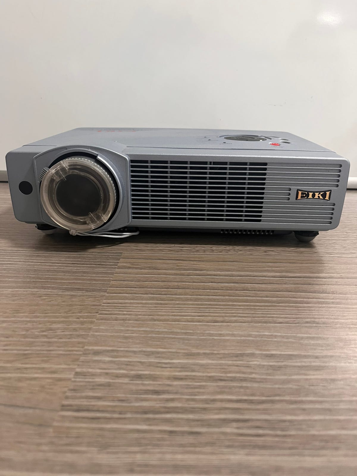 EIKI LC-XB28 Brilliant Projector – Toimiva ja tehokas videotykki
