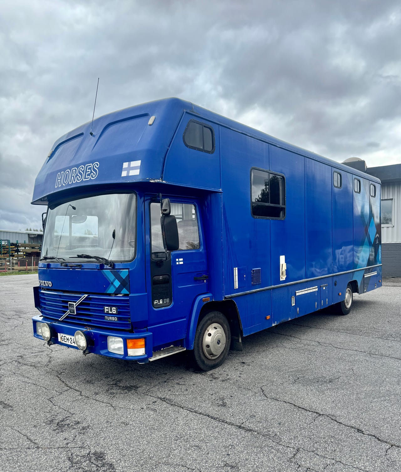 Hevosauto Volvo FL6