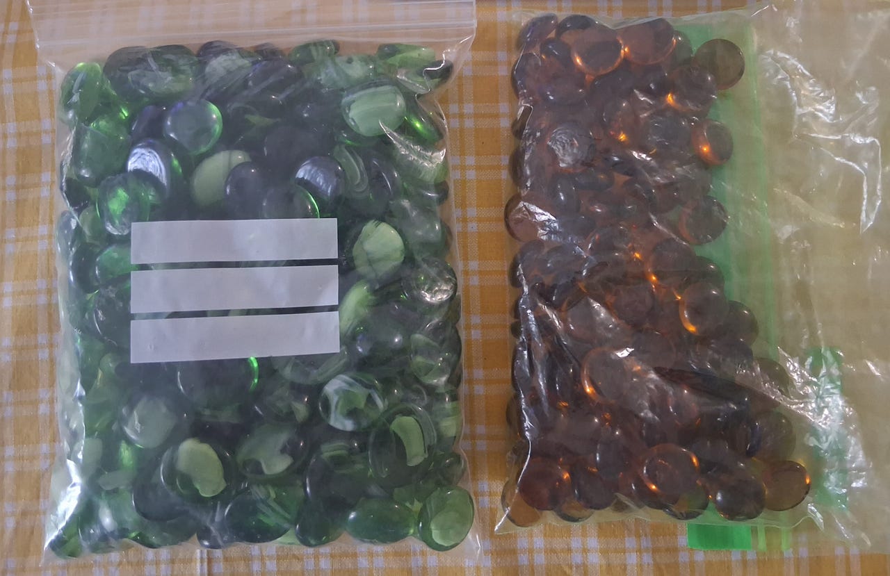 Lasikivet vihreä ja ruskea