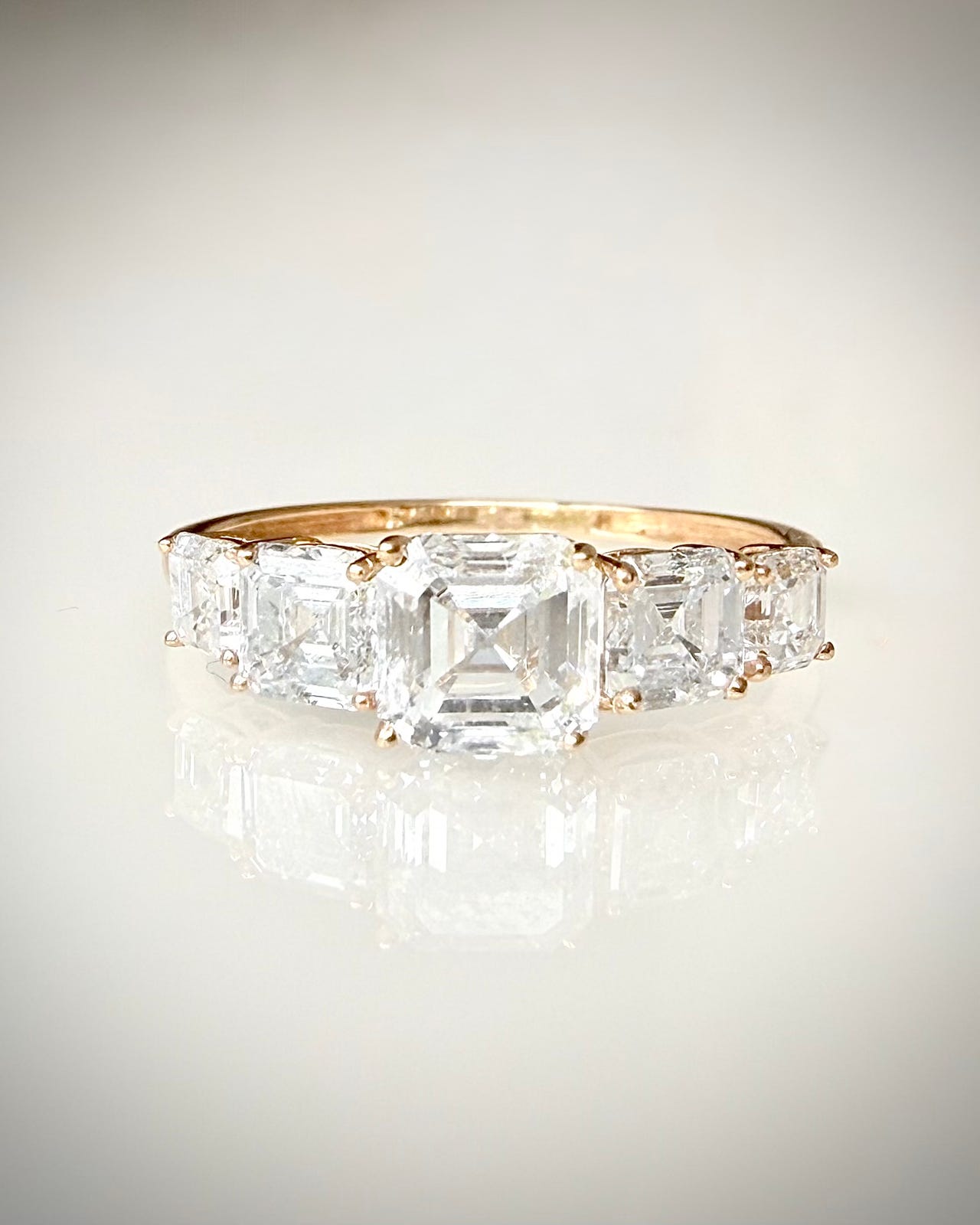 Timanttisormus 2,30 ct • Asscher 5-Stone • 14k keltakulta • HRD