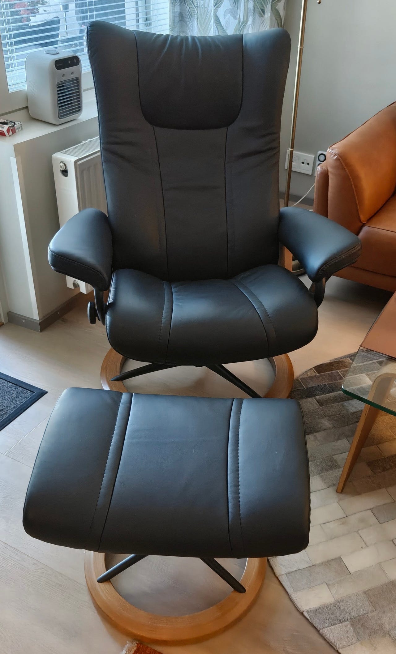 Uusi Ekornes Stressless Wing tuoli ja rahi