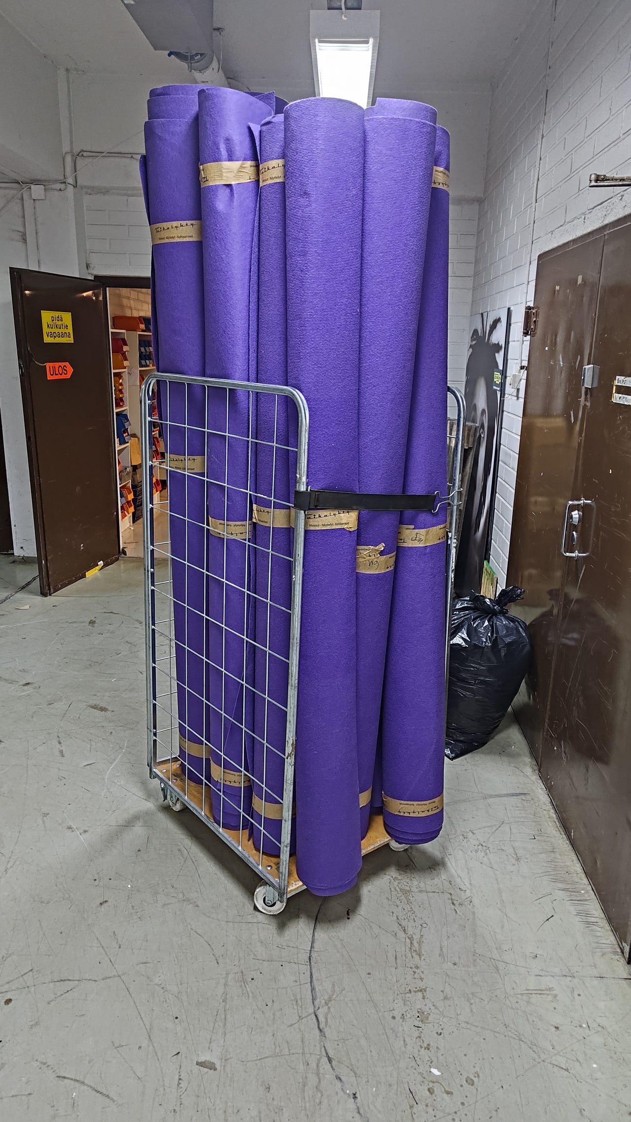 Messumattoa rullakollinen, noin 160m2