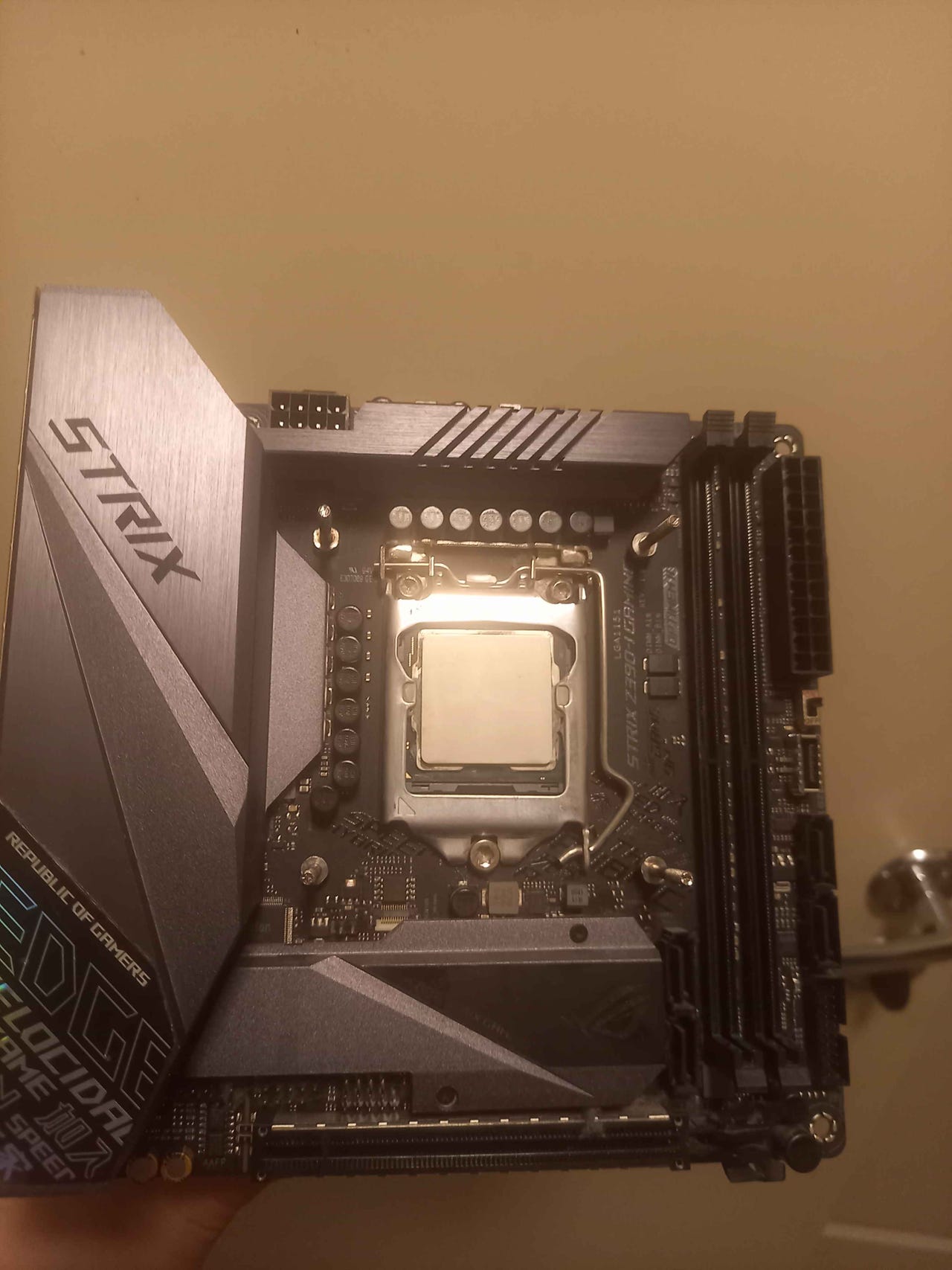 ASUS ROG STRIX Z390-I GAMING + i7 9700k + 970evo 1tb nvme ssd | Tori