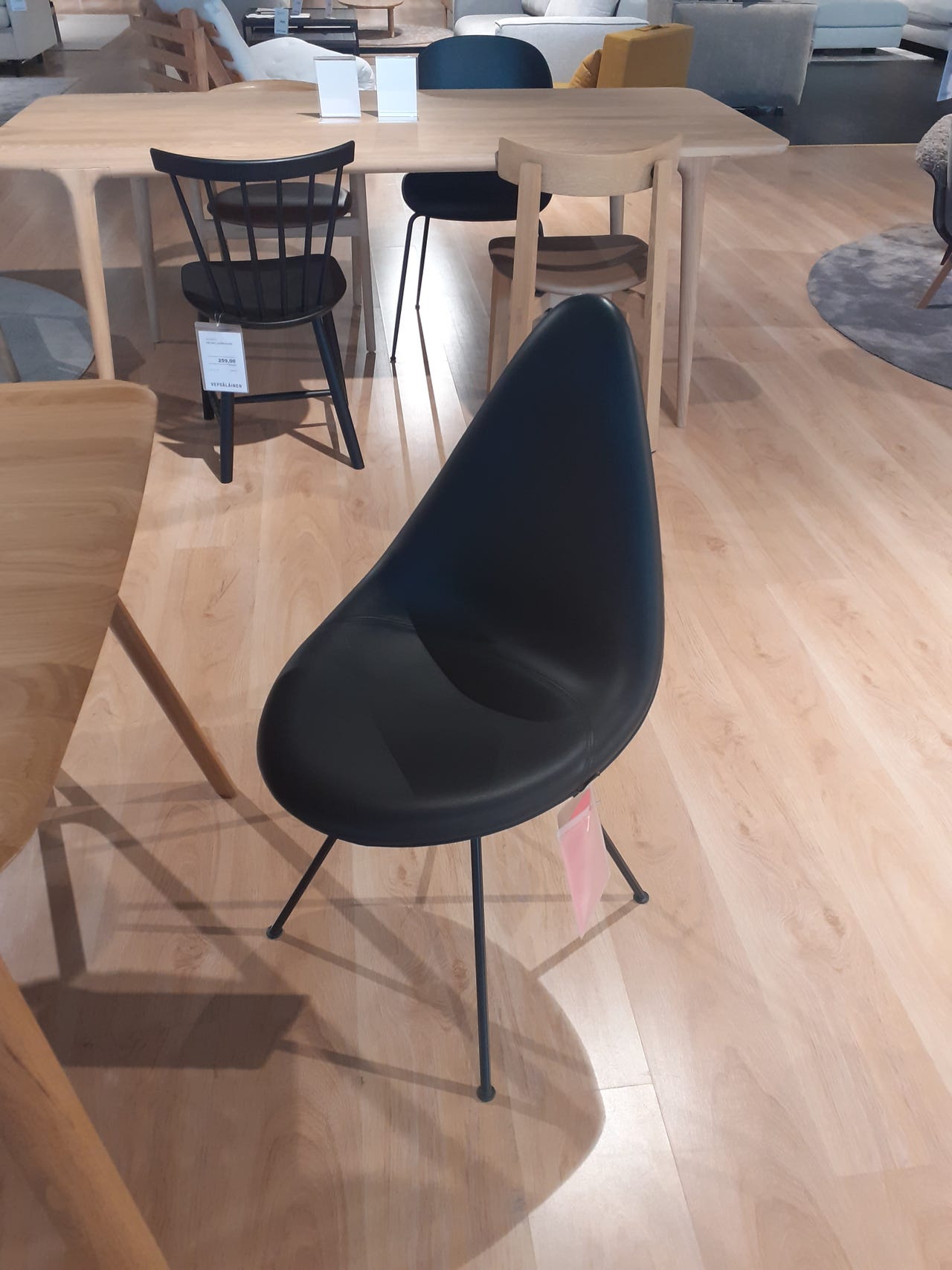 Fritz Hansen Drop -tuoli, musta Essential-nahka OVH 1249€