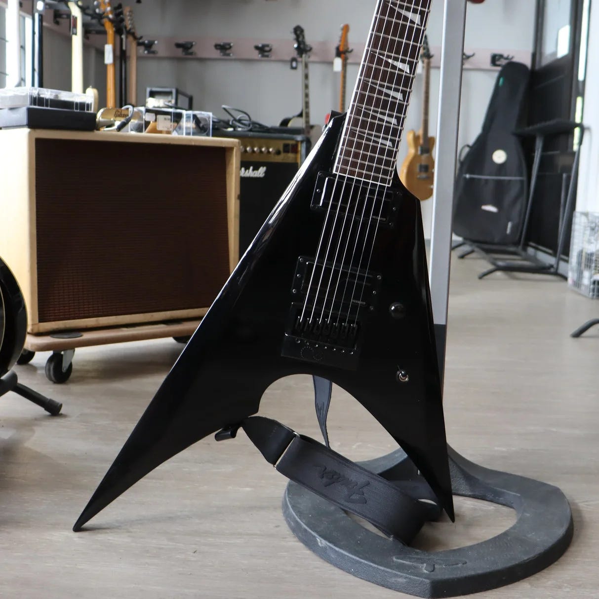 ESP LTD Arrow-1007B Evertune Black 2024 sähkökitara