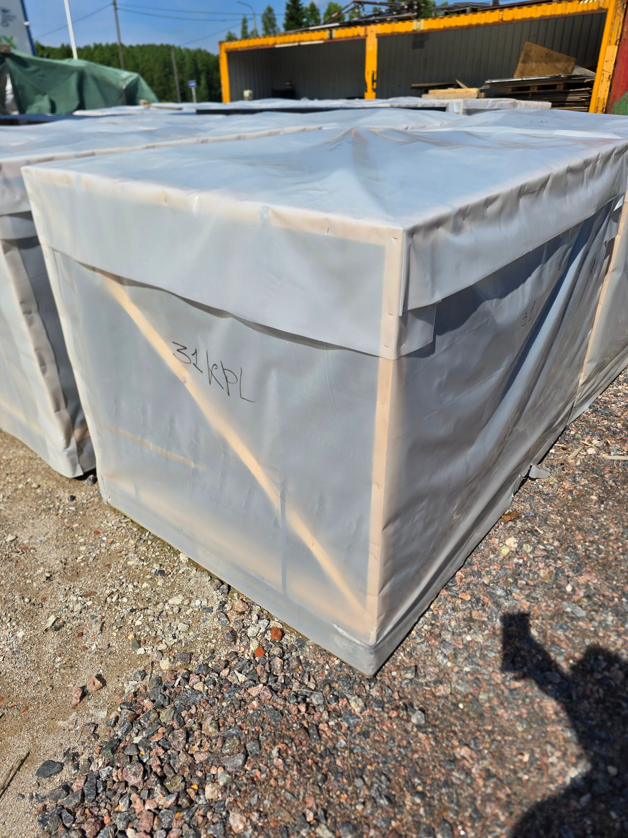 Aurinkopaneeleita suurerä trukkilavoittain (210W–215W)