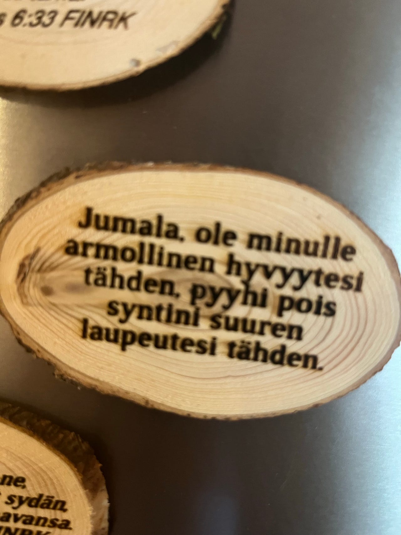 Puinen magneetti raamatunlauseella