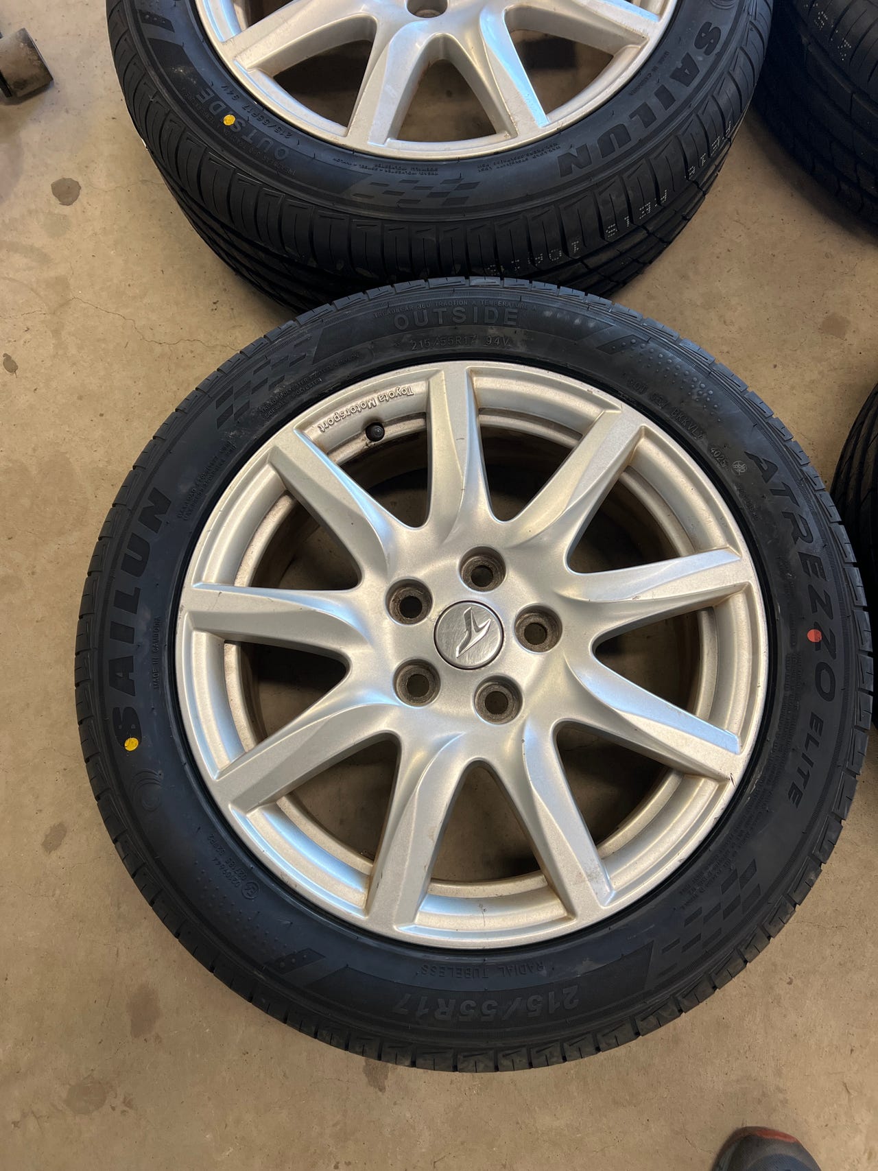 Toyota Avensis 17" Alumiinivanteet ja uudet 215/55 17 Sailun kesä