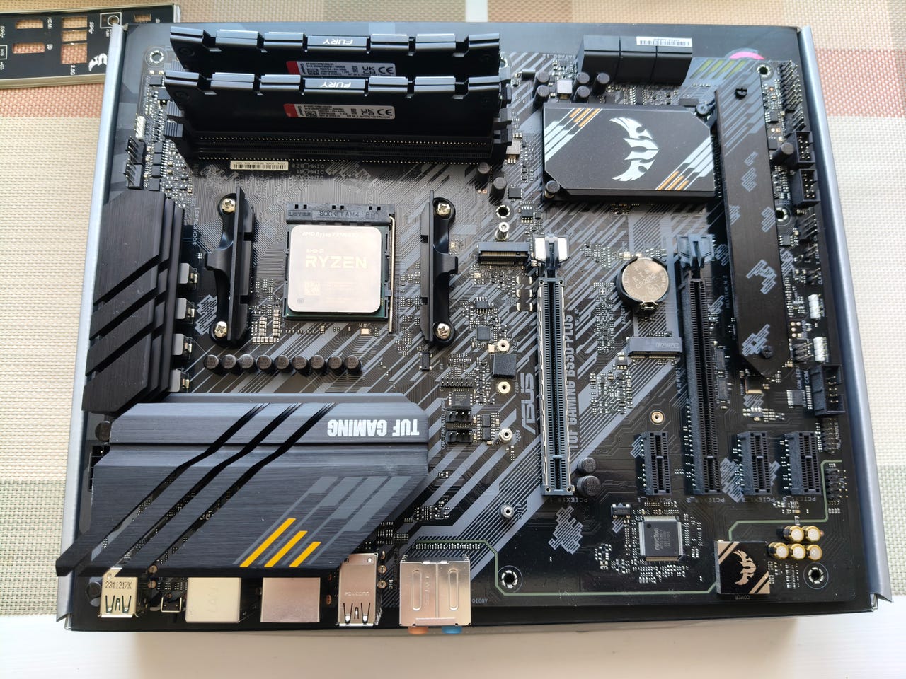 AMD Ryzen 7 5700X3D, Asus TUF GAMING B550-PLUS, Kingston DDR4 32GB 