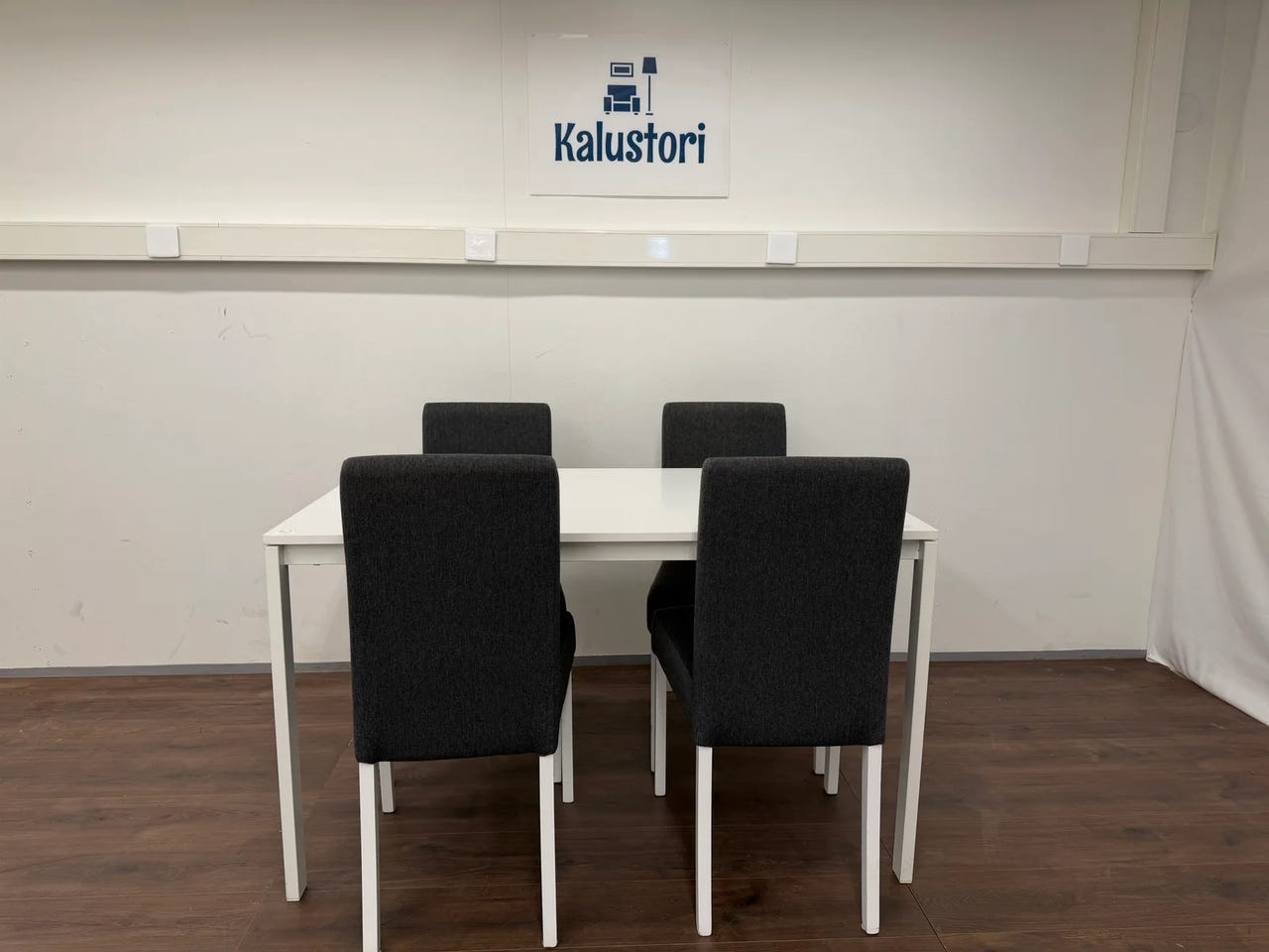 Ikea Melltorp Ruokapöytä ja 4 Tuolia