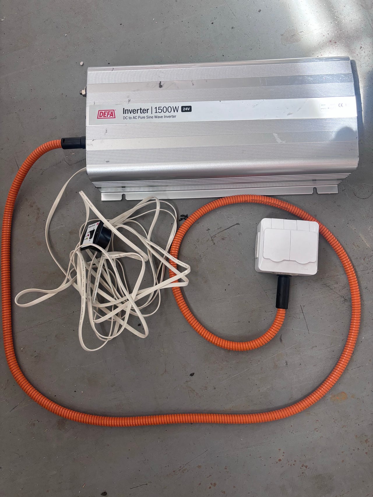DEFA 1500W 24V -siniaaltoinvertteri