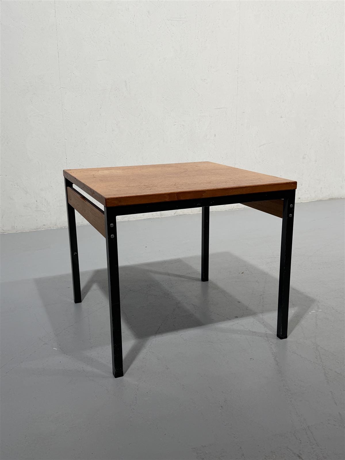 Vintage teak metallijaloilla 60x60