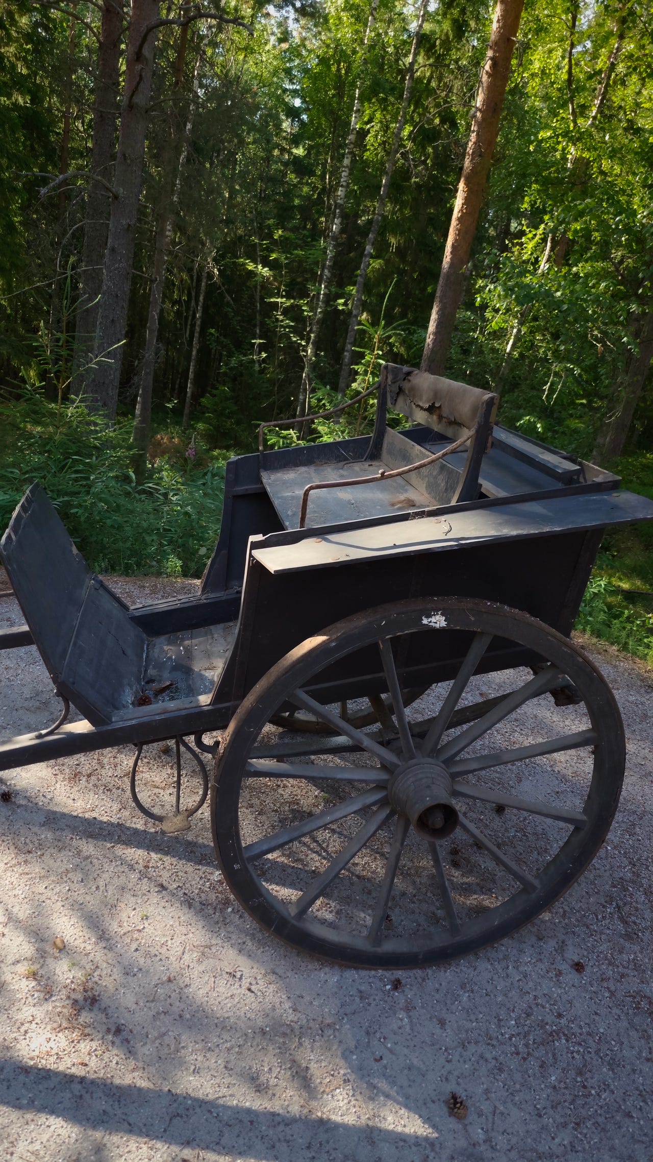 Vanha puinen hevoskärry / rattaat