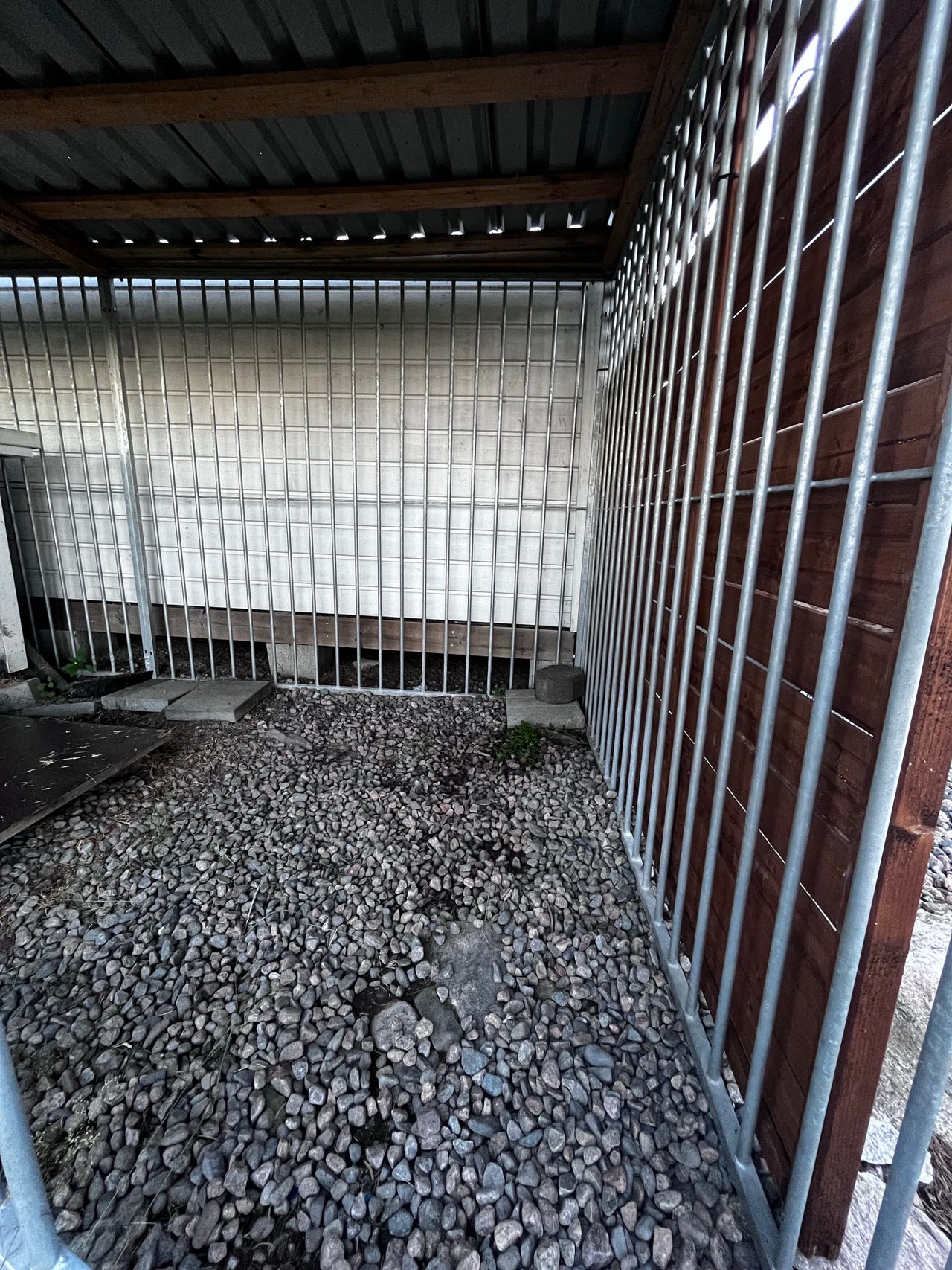 Varattu - Metalliset aitaelementit 6kpl ja lämmitettävä koirankop