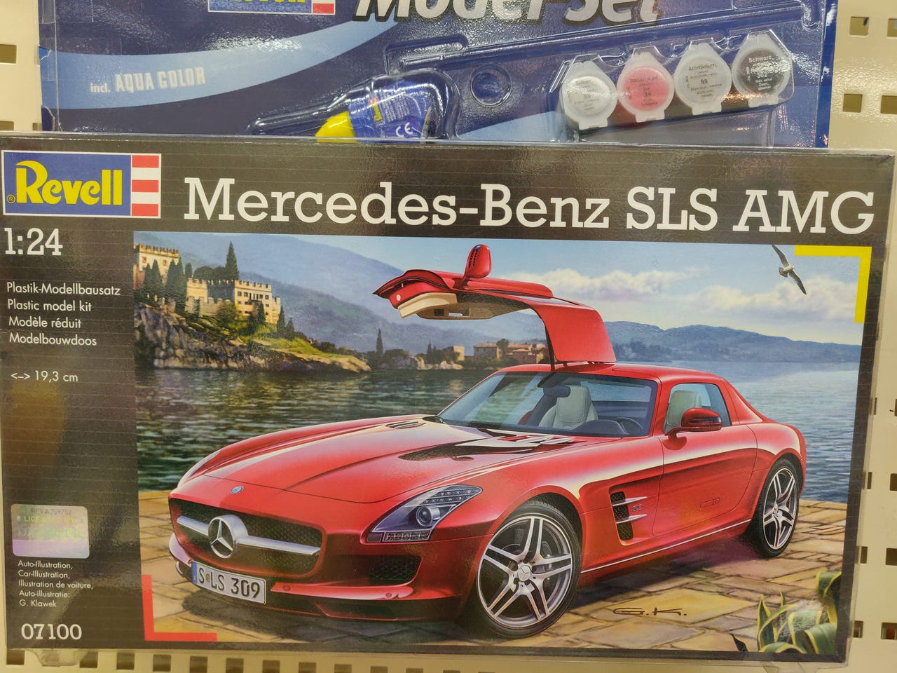 Revellin 1:24 mittakaavan Mercedes-Benz SLS AMG pienoismallisarja