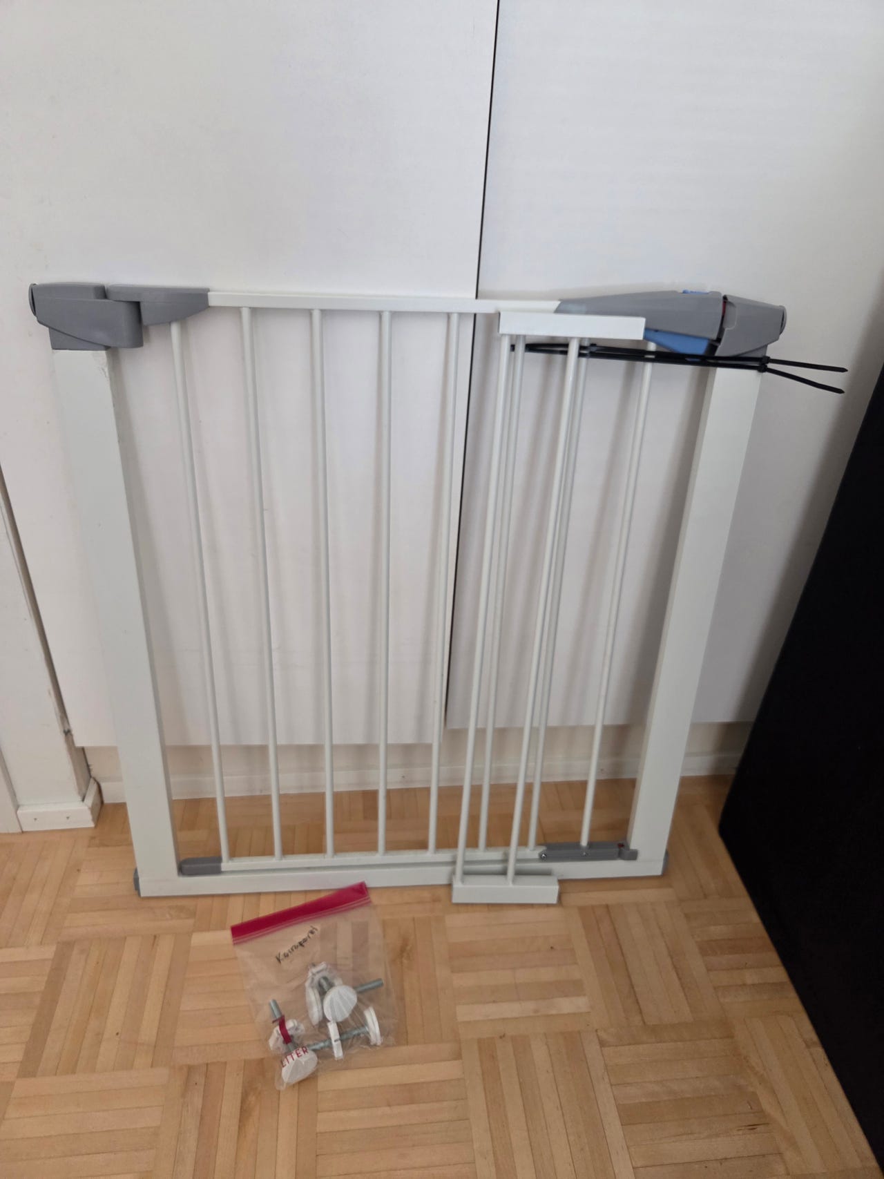Myydään koiraportti oveen