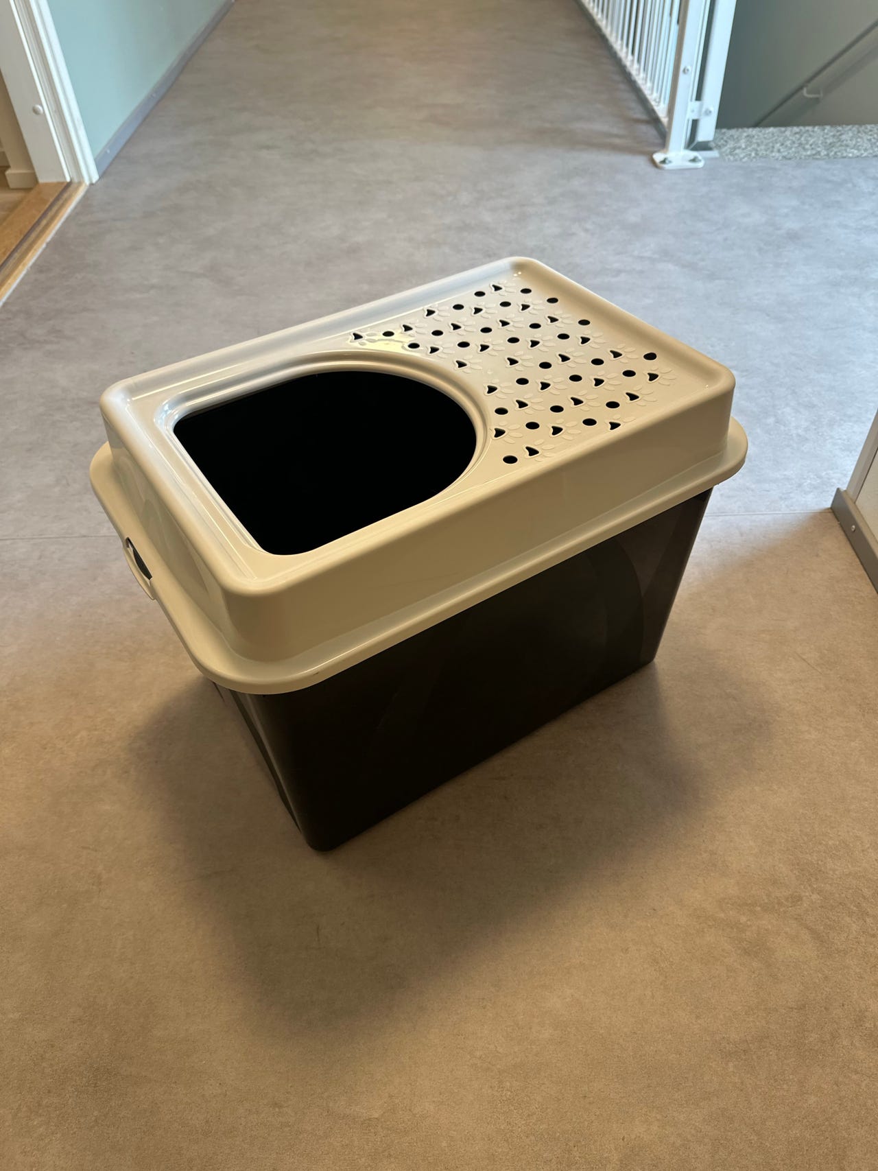MyPet kissanhiekkalaatikko ylhäältä sisäänkäynti musta/valkoinen