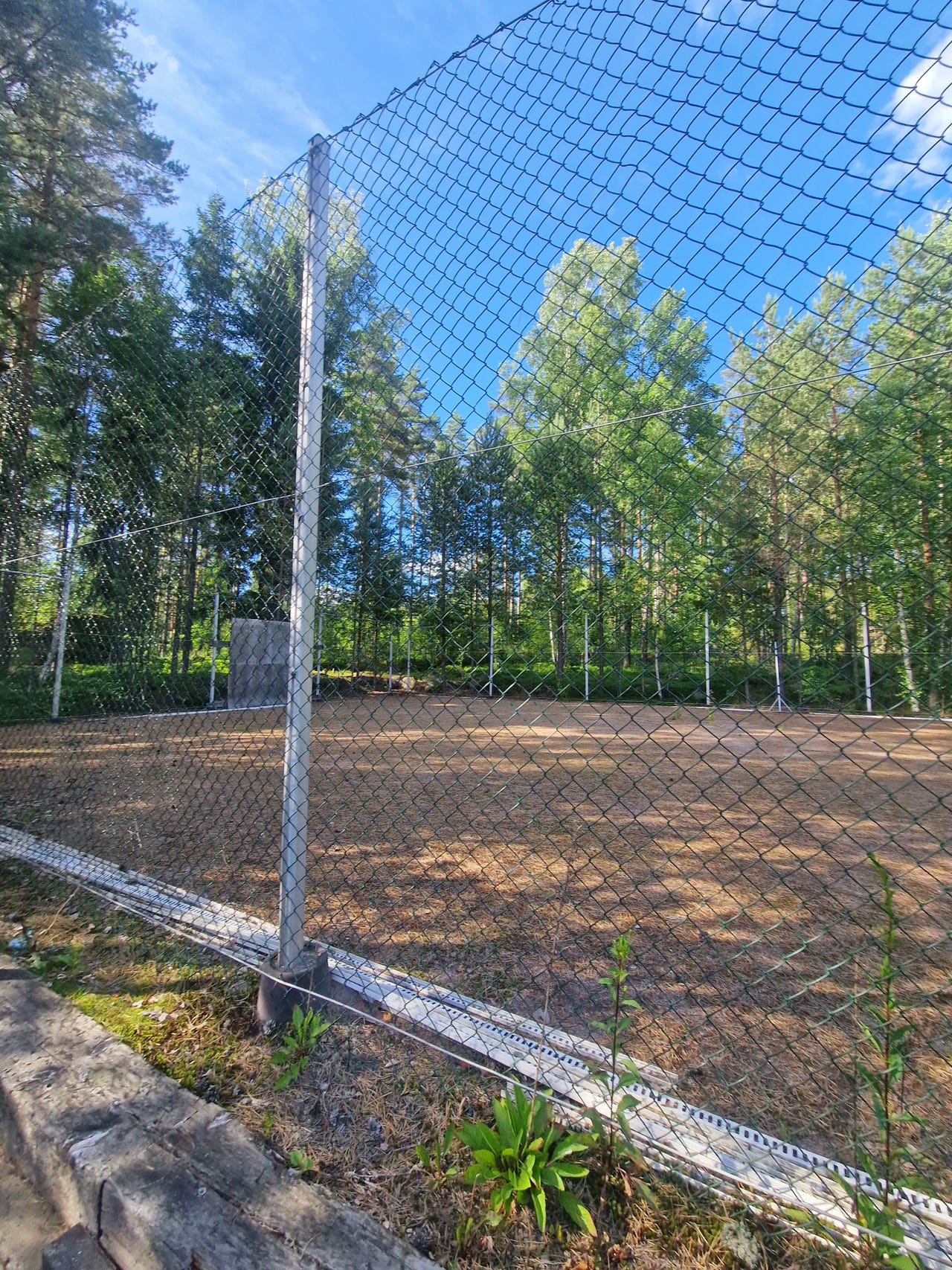 Myydään panssariverkkoa / tenniskenttä