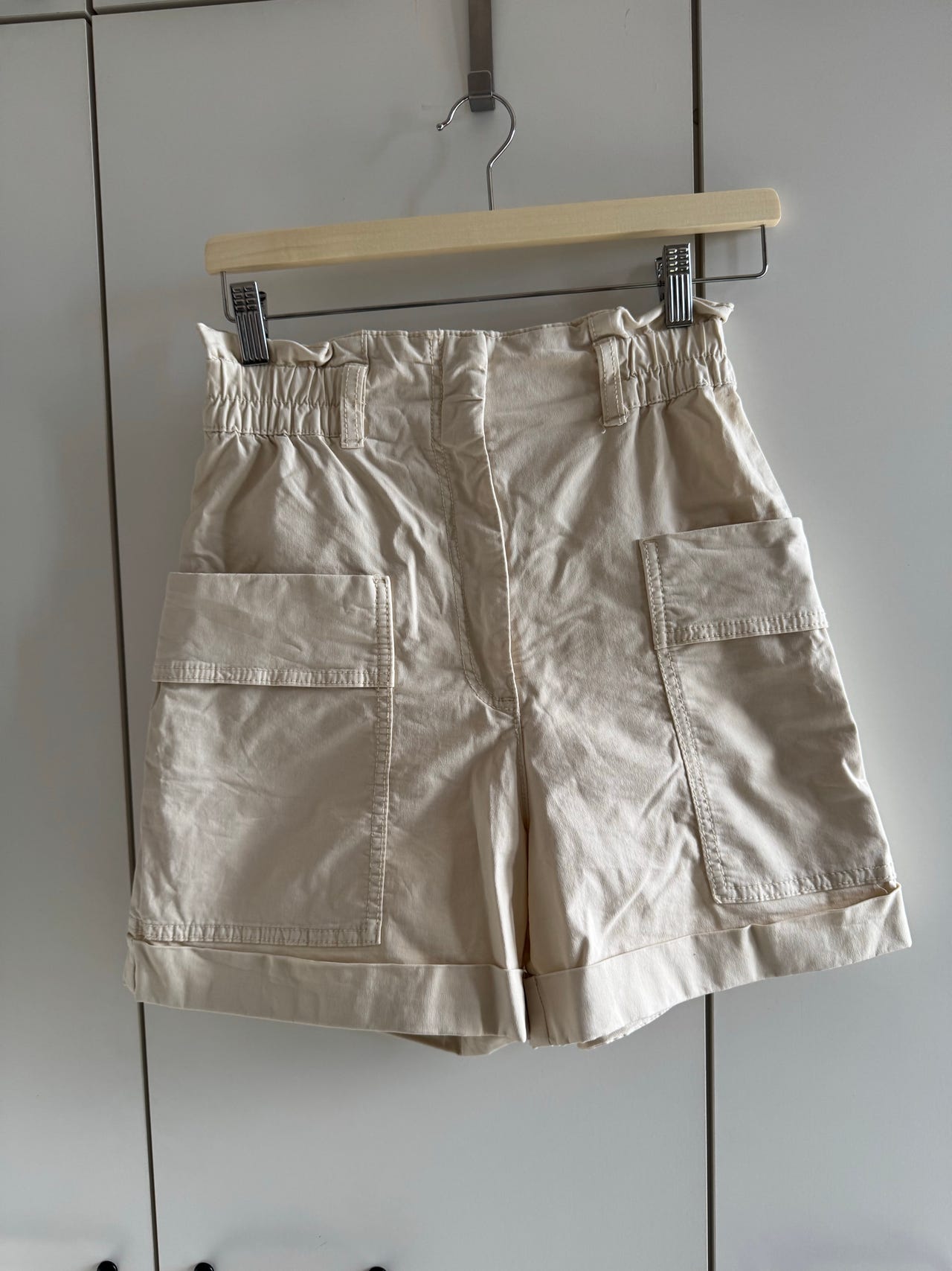 H&M cargo shortsit, koko 36, beige/cream väri