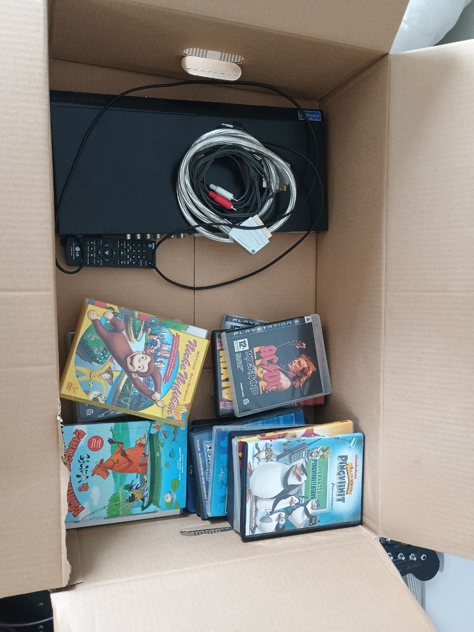 DVD-soitin + iso laatikollinen DVD-elokuvia ja pelejä