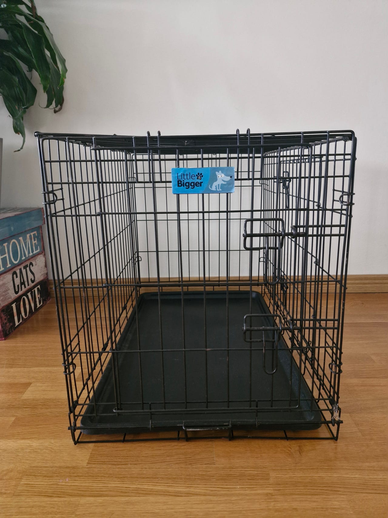 Musta metallinen koiran häkki