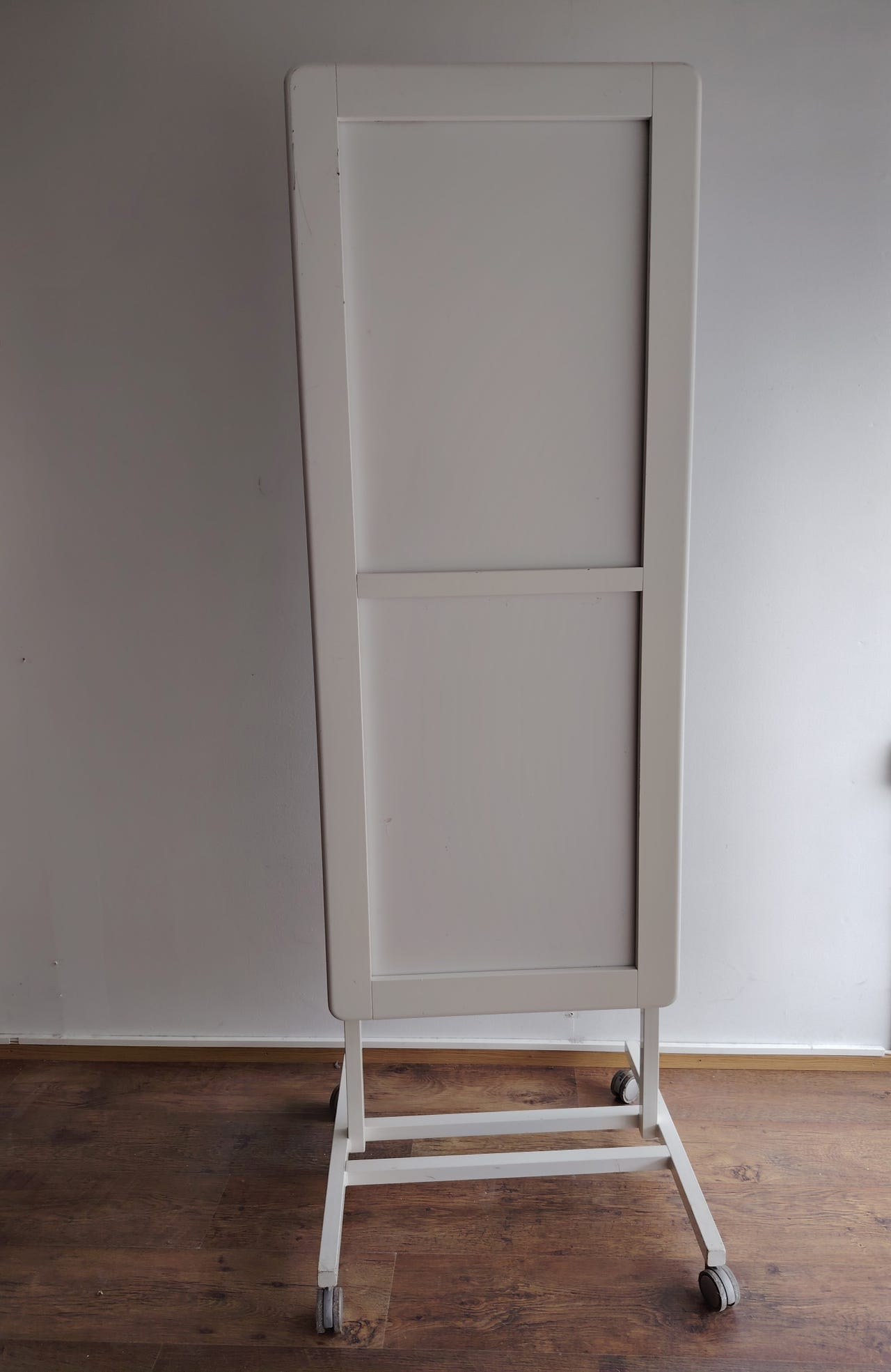 Pyörällinen teline (mainos-, koru-, peiliseinä tms)